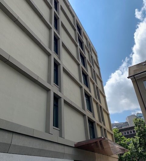 F11 IRM, Fassade nah von Seite