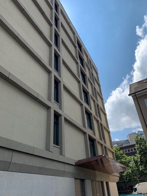 F11 IRM, Fassade nah von Seite